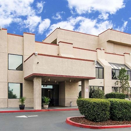 San Bernandino Inn & Suites Сан Бернардино Екстериор снимка