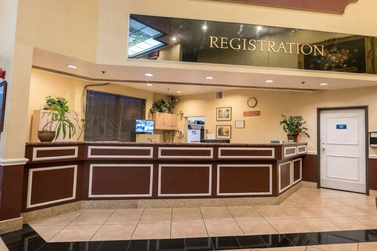 San Bernandino Inn & Suites Сан Бернардино Екстериор снимка