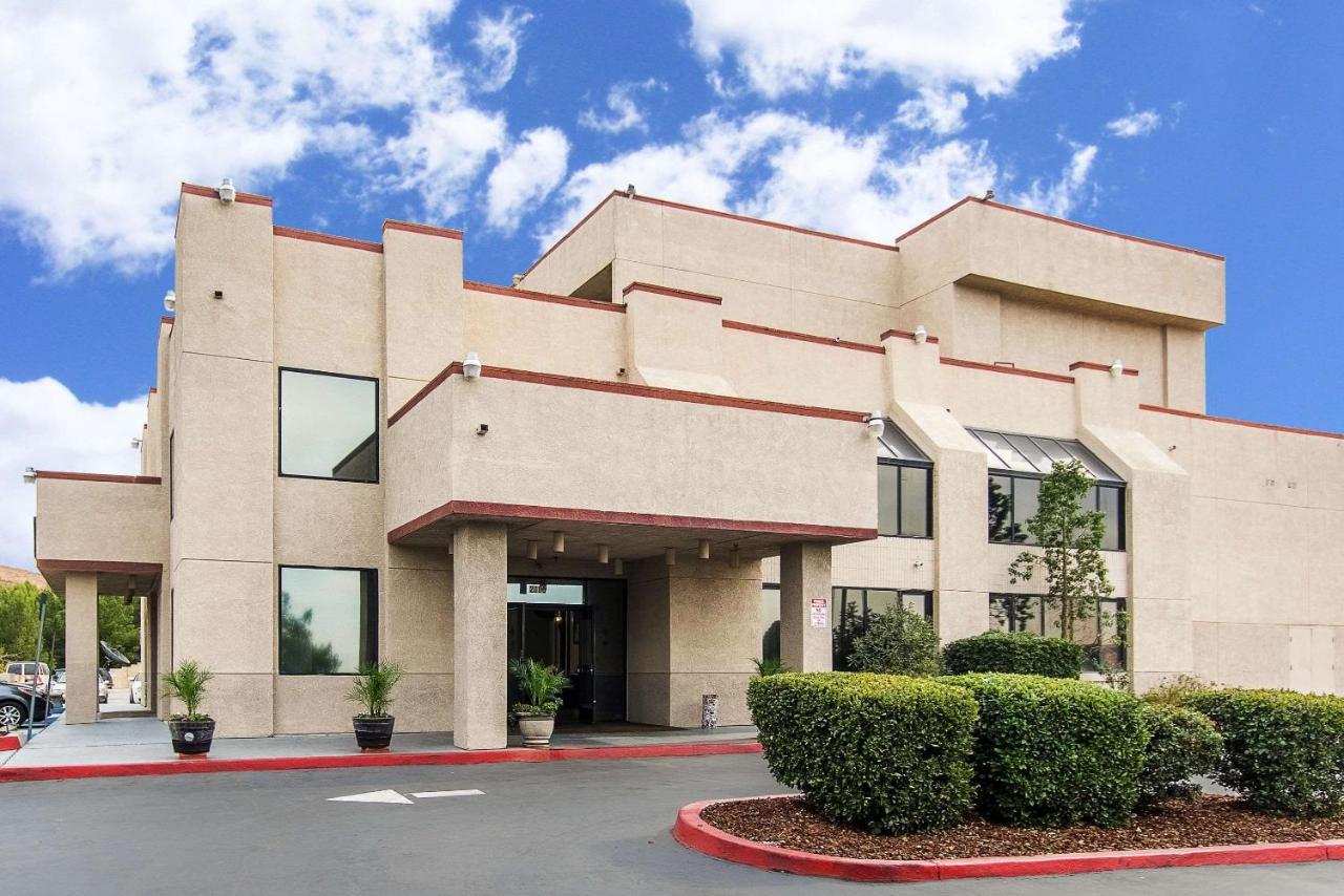 San Bernandino Inn & Suites Сан Бернардино Екстериор снимка