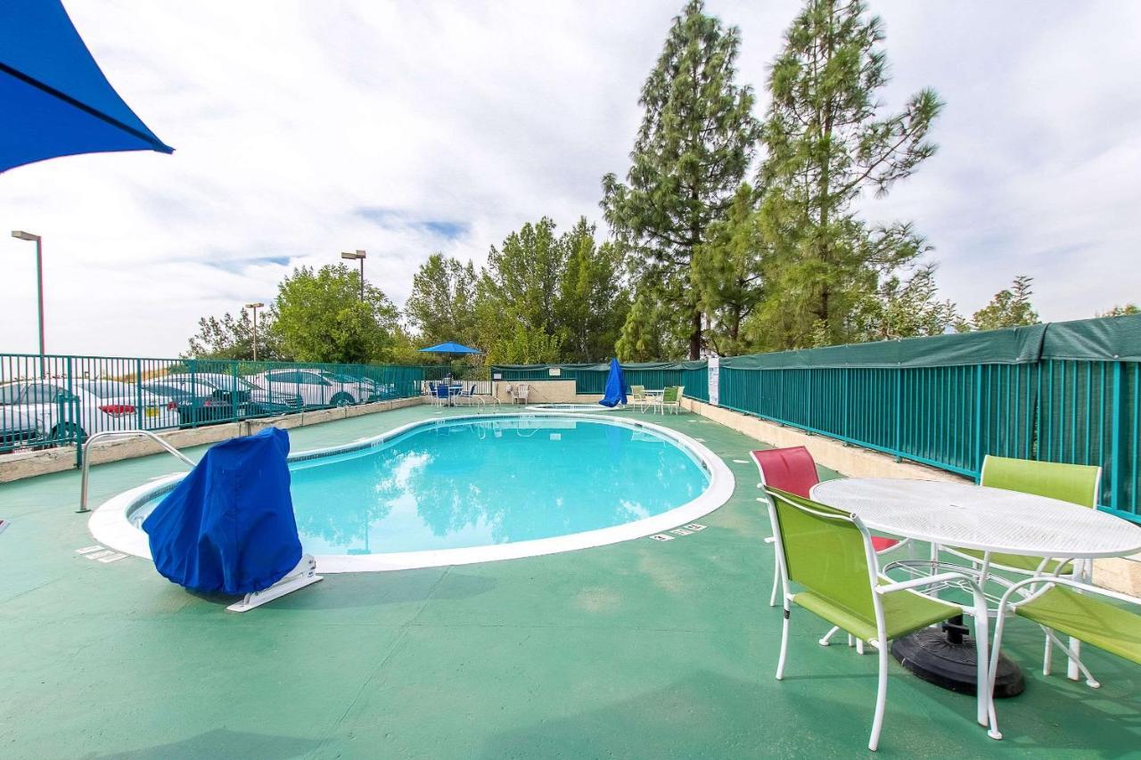San Bernandino Inn & Suites Сан Бернардино Екстериор снимка