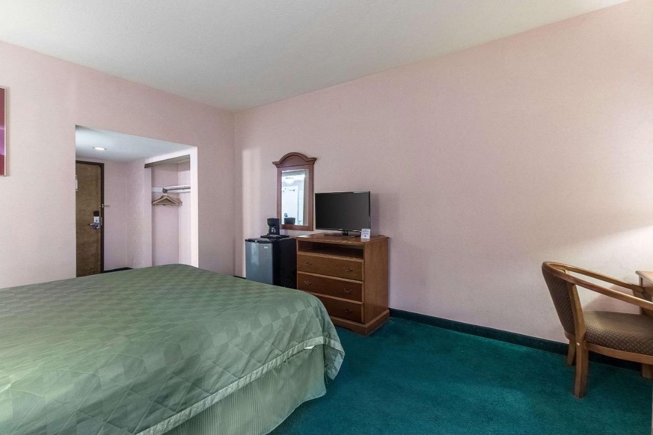 San Bernandino Inn & Suites Сан Бернардино Екстериор снимка