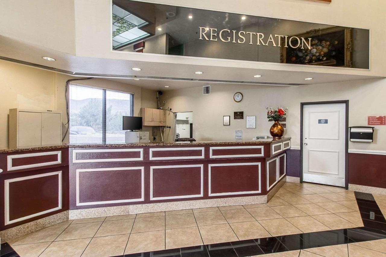 San Bernandino Inn & Suites Сан Бернардино Екстериор снимка