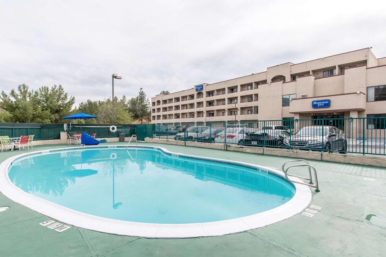 San Bernandino Inn & Suites Сан Бернардино Екстериор снимка