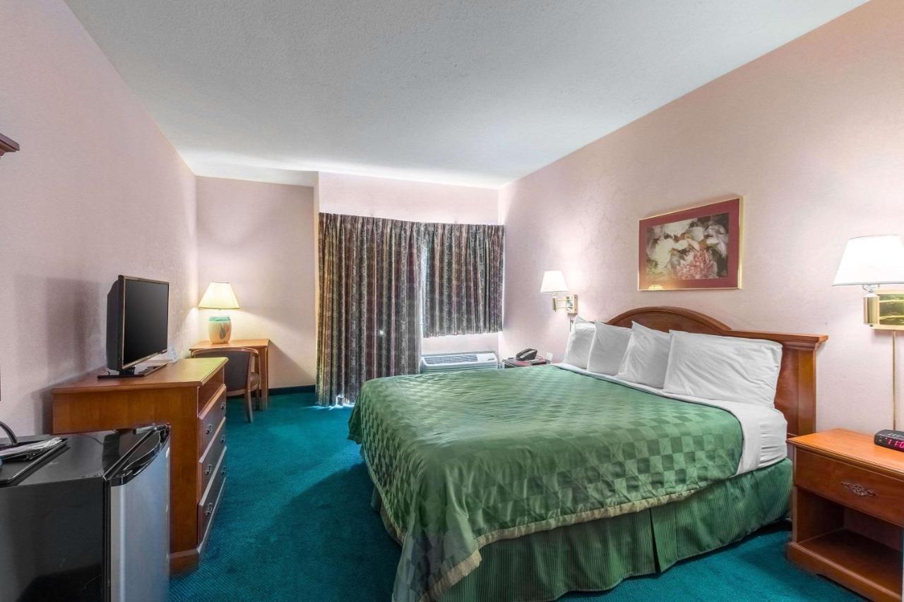 San Bernandino Inn & Suites Сан Бернардино Екстериор снимка